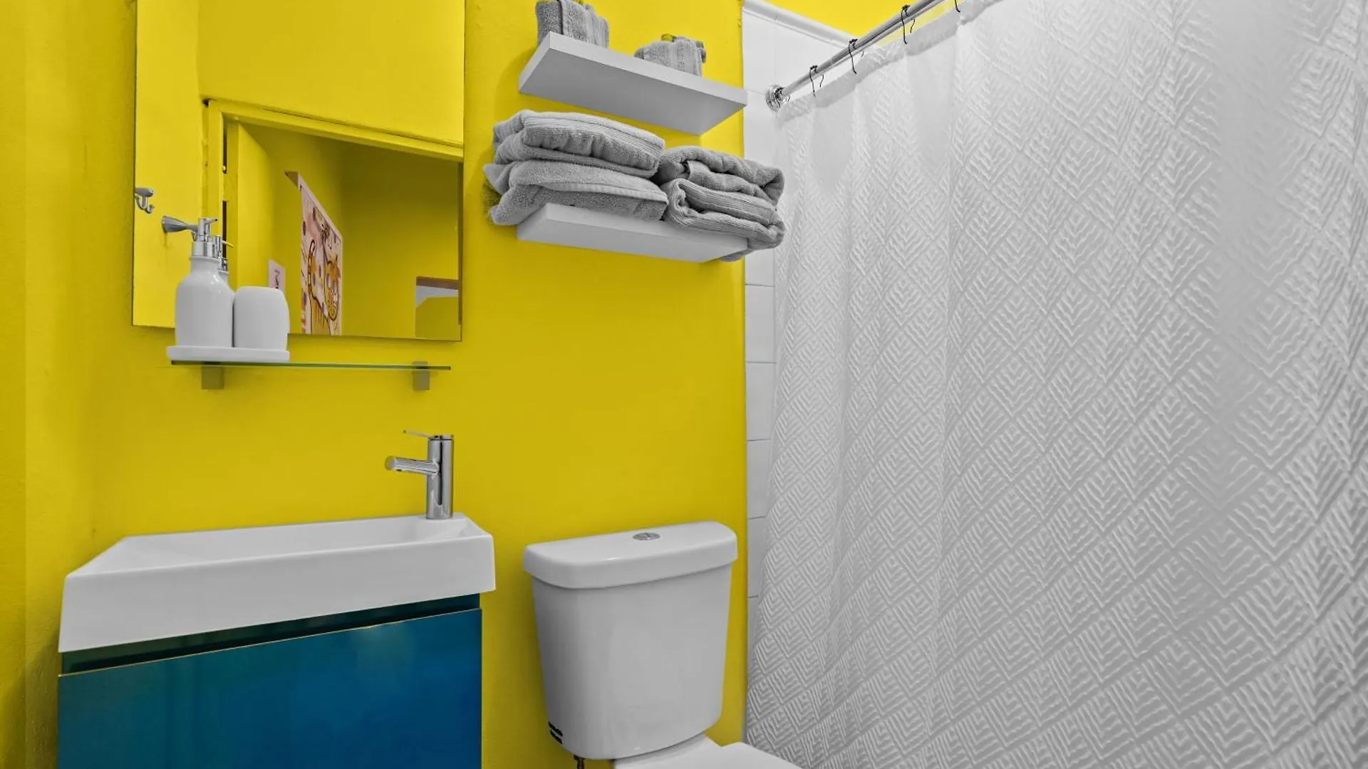 Artistic One-Bedroom Garden Apartment In Sj Mm9 San Juan